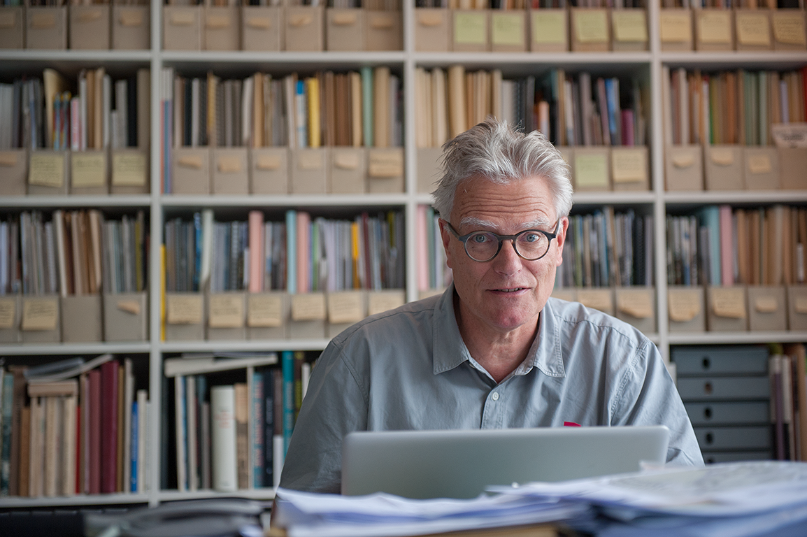 Architekt Max Bosshard in seinem Büro an der Mythenstrasse 7 in Luzern. Bild: Ralph Eichenberger